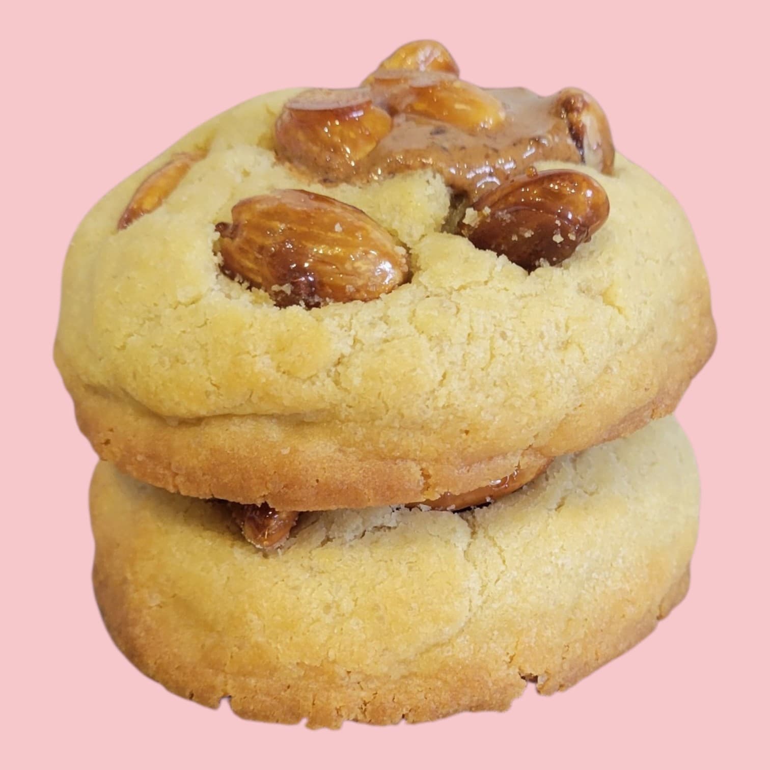 Deux cookies fourré praliné amande noisette, sont empilé l'un sur l'autre.