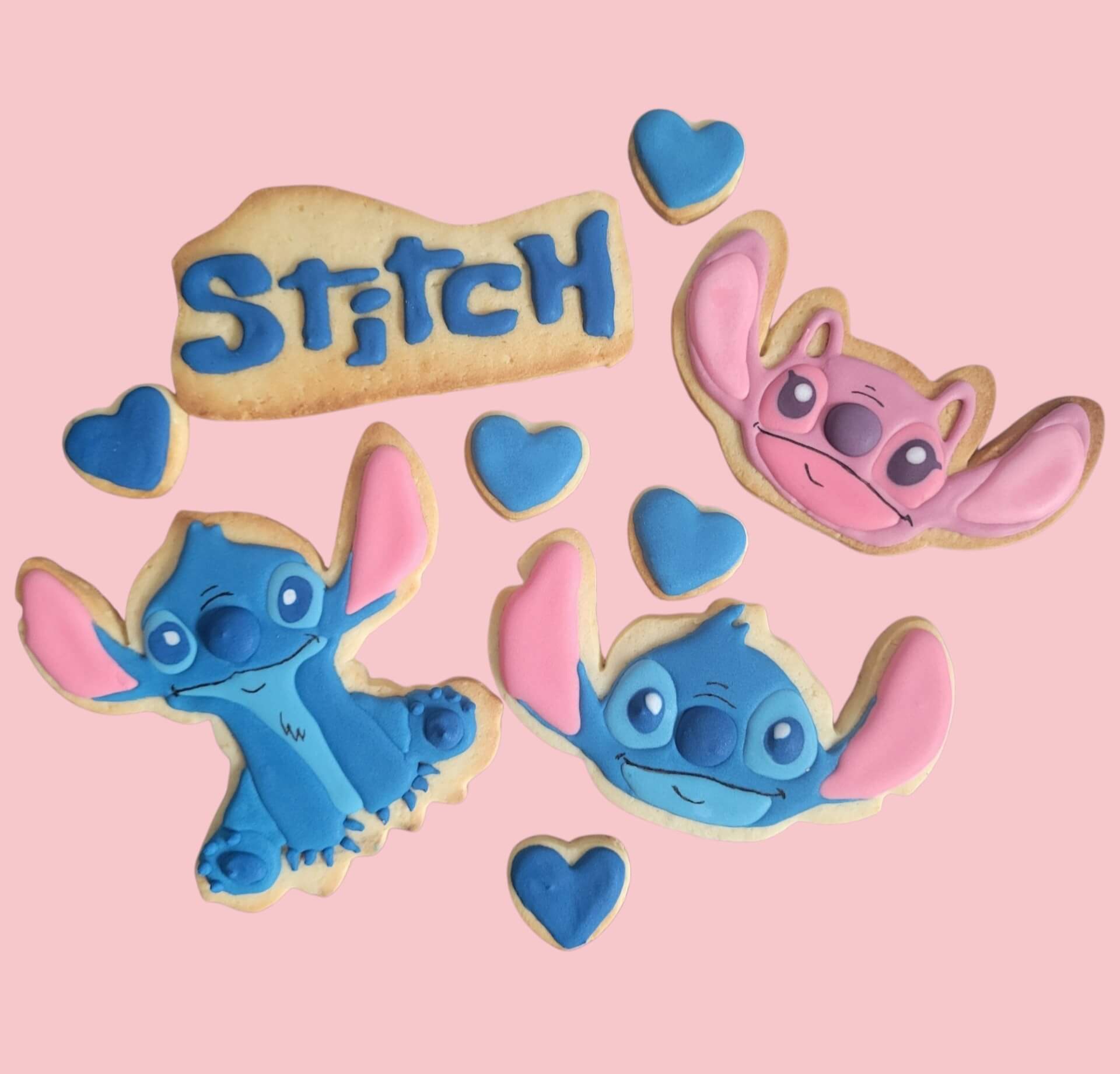 Set de biscuits décorés au glaçage sur le thème de Stitch