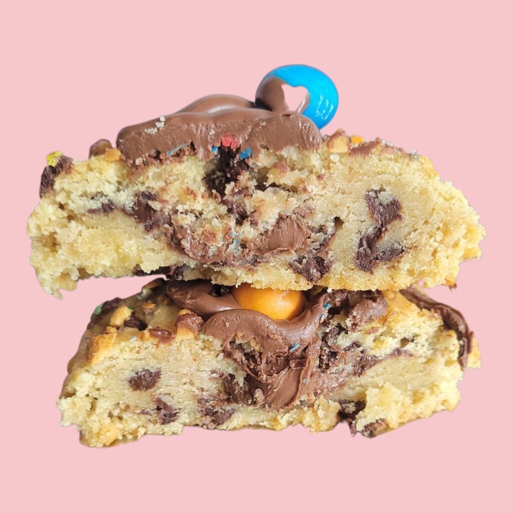 cookies m&ms fourré au nutella, coupé en deux et empilés l'un sur l'autre