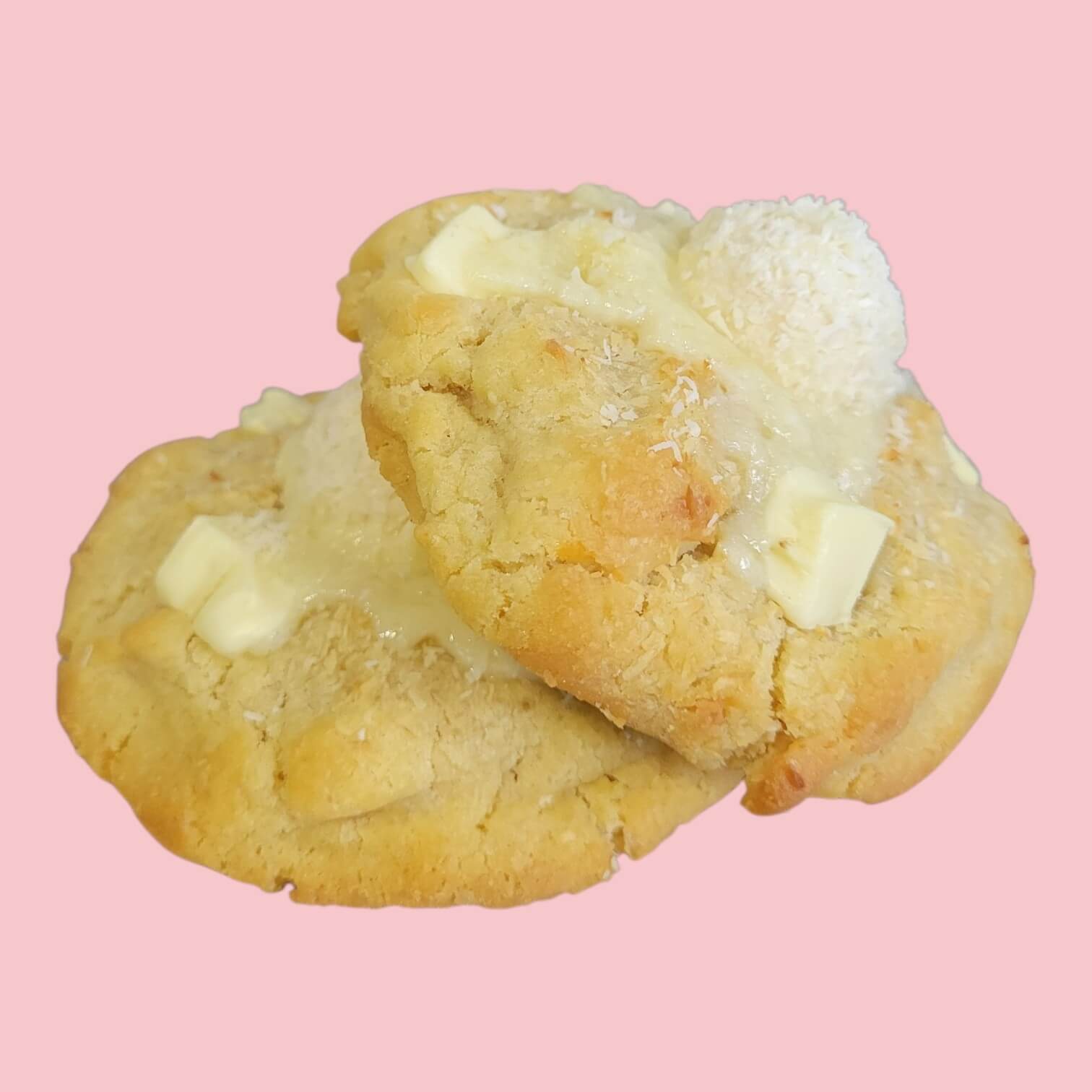 deux cookies empilé chocolat blanc coco, fourré ganache chocolat blanc coco avec un raffaelo dessus