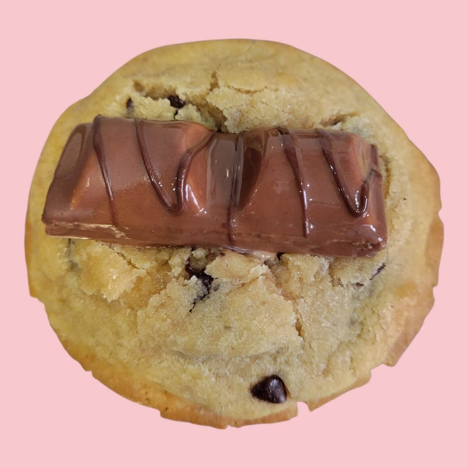 Cookies au Kinder bueno garni de pate à bueno et un demi Kinder bueno dessus