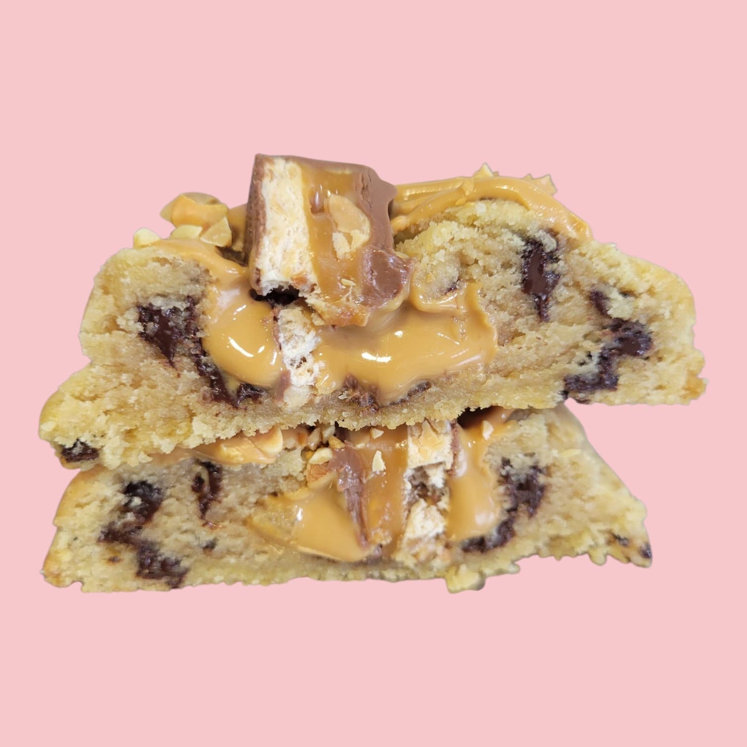 cookies snickers fourré au beurre de cacahuètes, vu de tranche coupé en deux