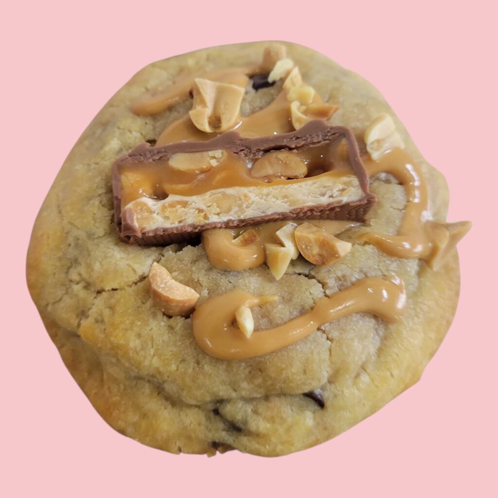 cookies fourré au beurre de cacahuete avec un demi snickers dessus
