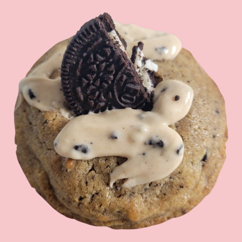 Cookies fourré à la pate d'oréo avec un oréo dessus