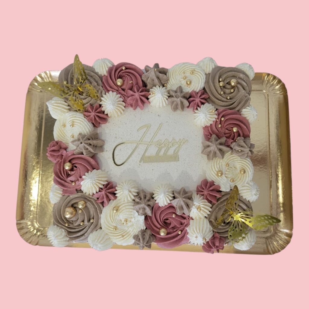 sweet cake à la crème avec des rosace en crème en décoration, ton de couleur beige, marron et or