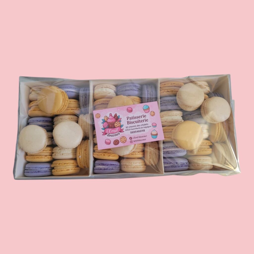 Boite de macarons blanc, caramel et violet