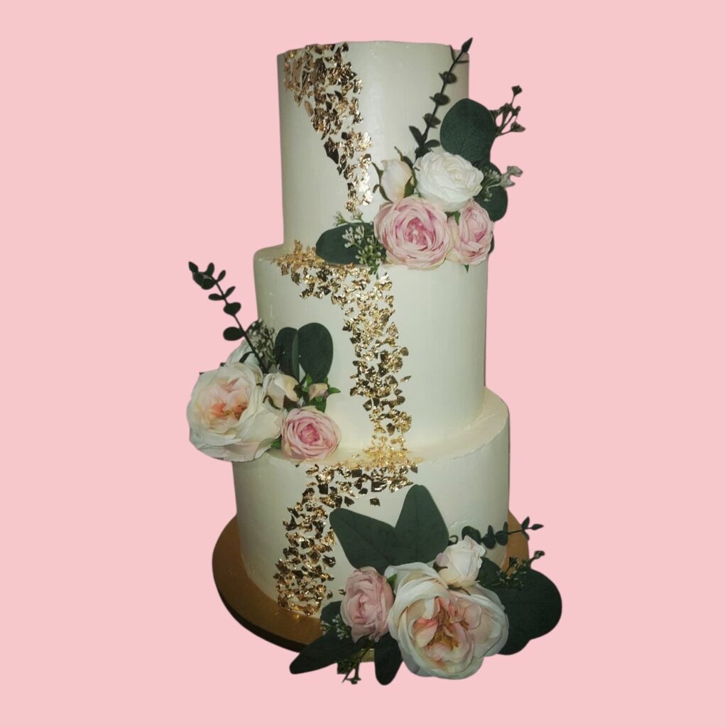 Pièce montée sur un étage, blanc avec des roses rose et des feuilles d'or