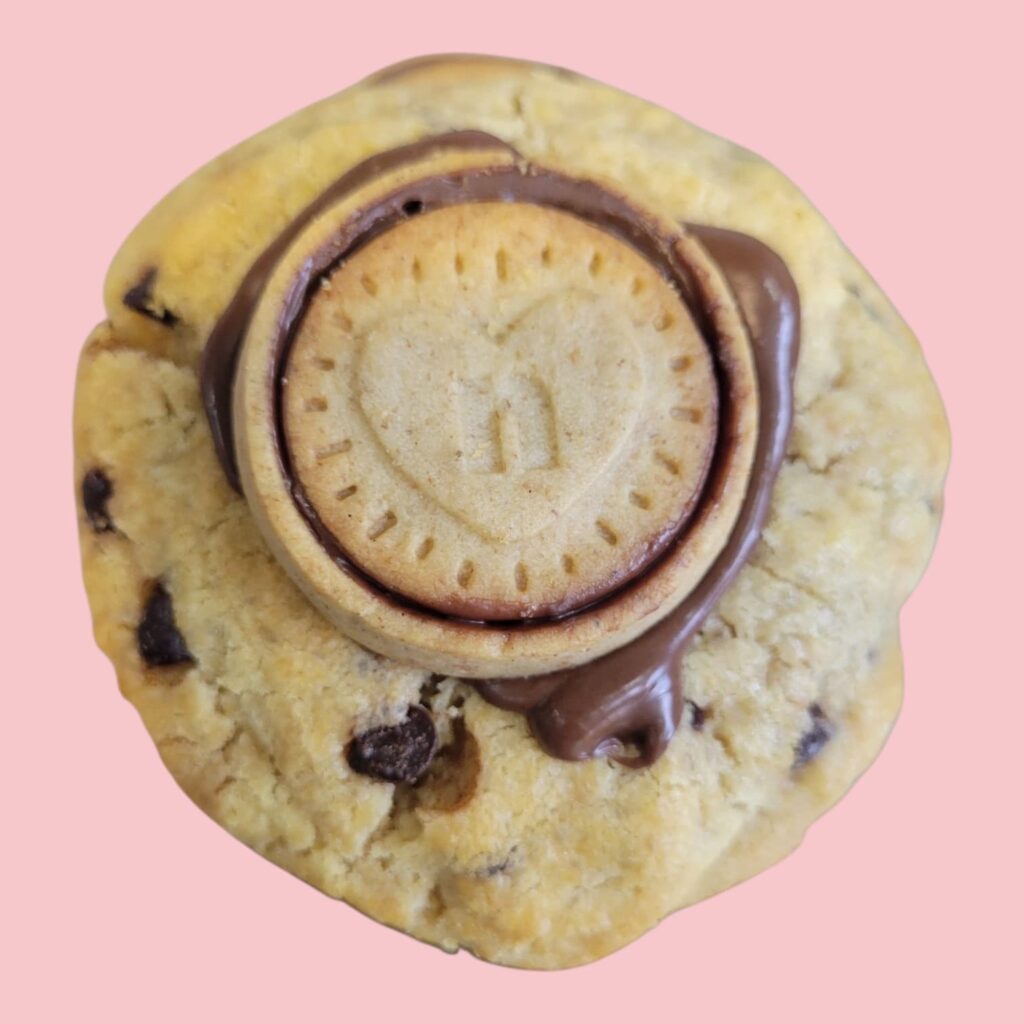 cookies fourré au nutella avec un biscuit nutella dessus