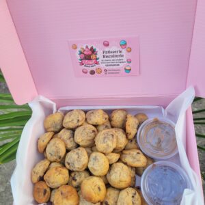 box avec des minis cookies et deux petits pots garnies de nutella et pate à spéculos