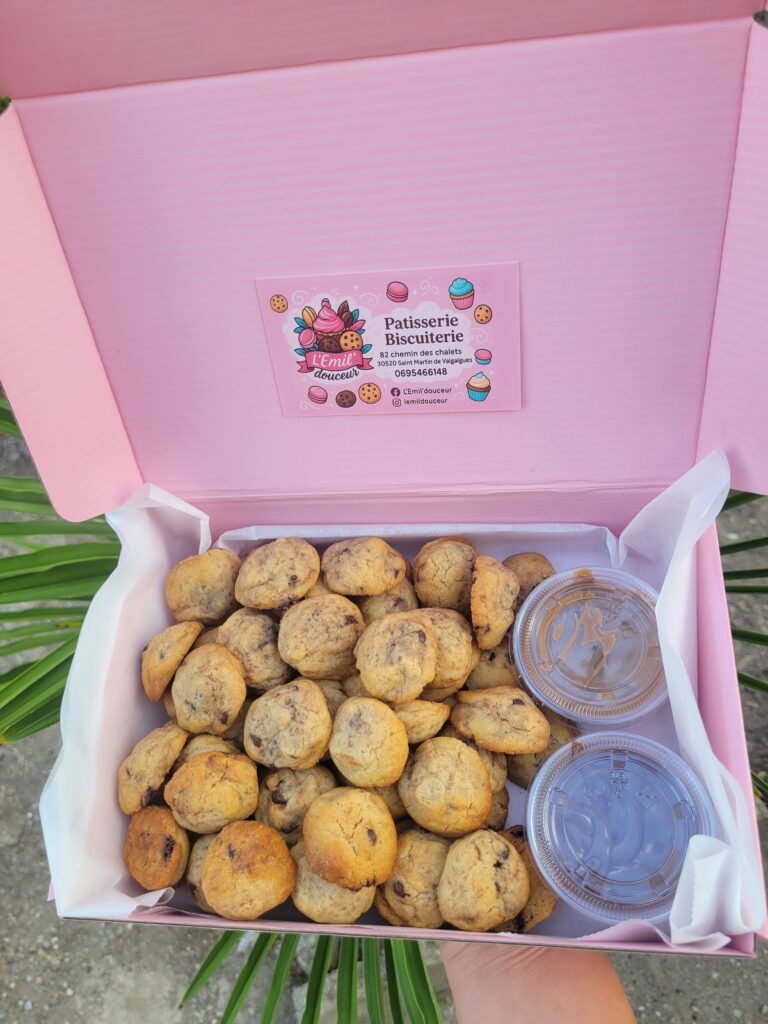 box avec des minis cookies et deux petits pots garnies de nutella et pate à spéculos