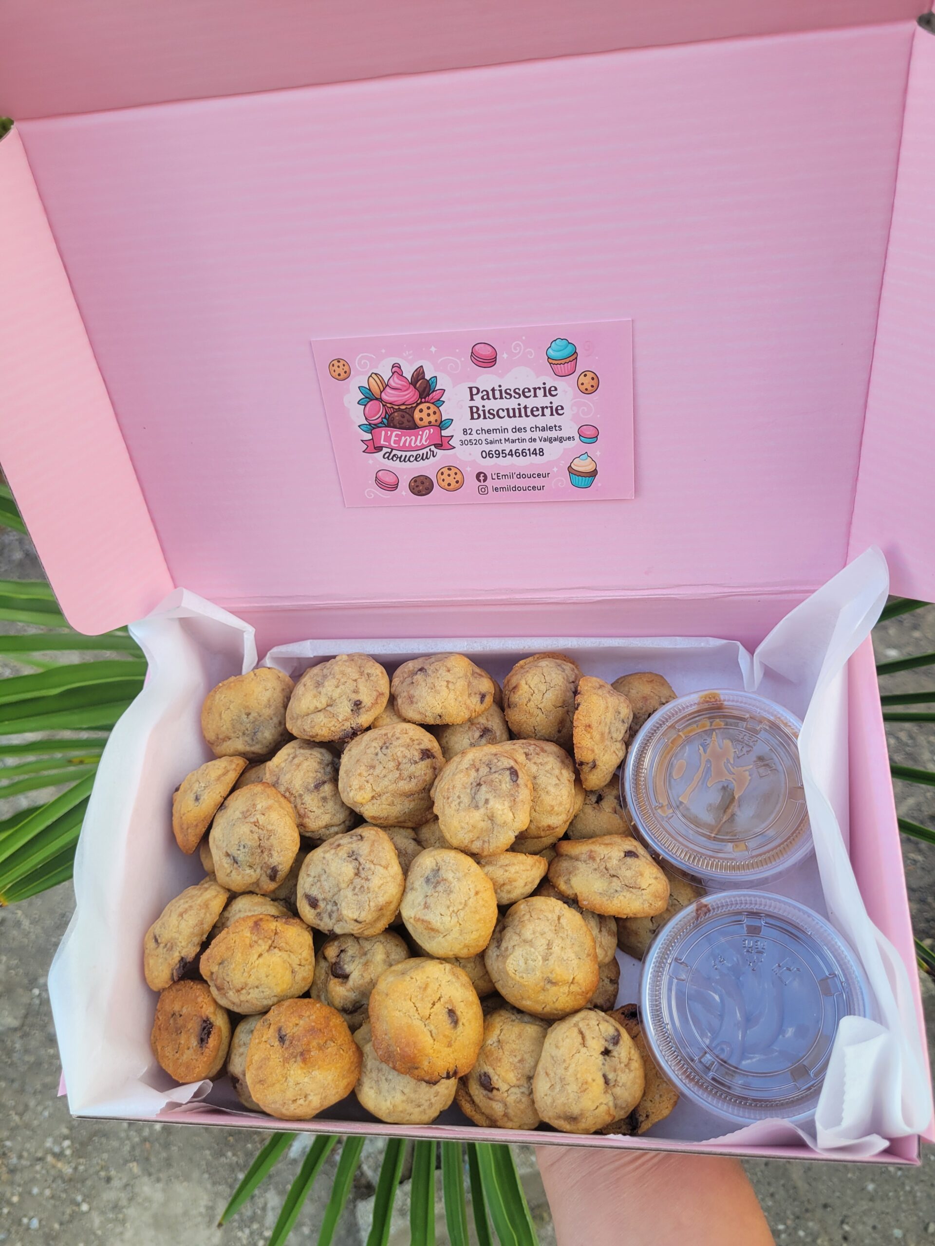 box avec des minis cookies et deux petits pots garnies de nutella et pate à spéculos
