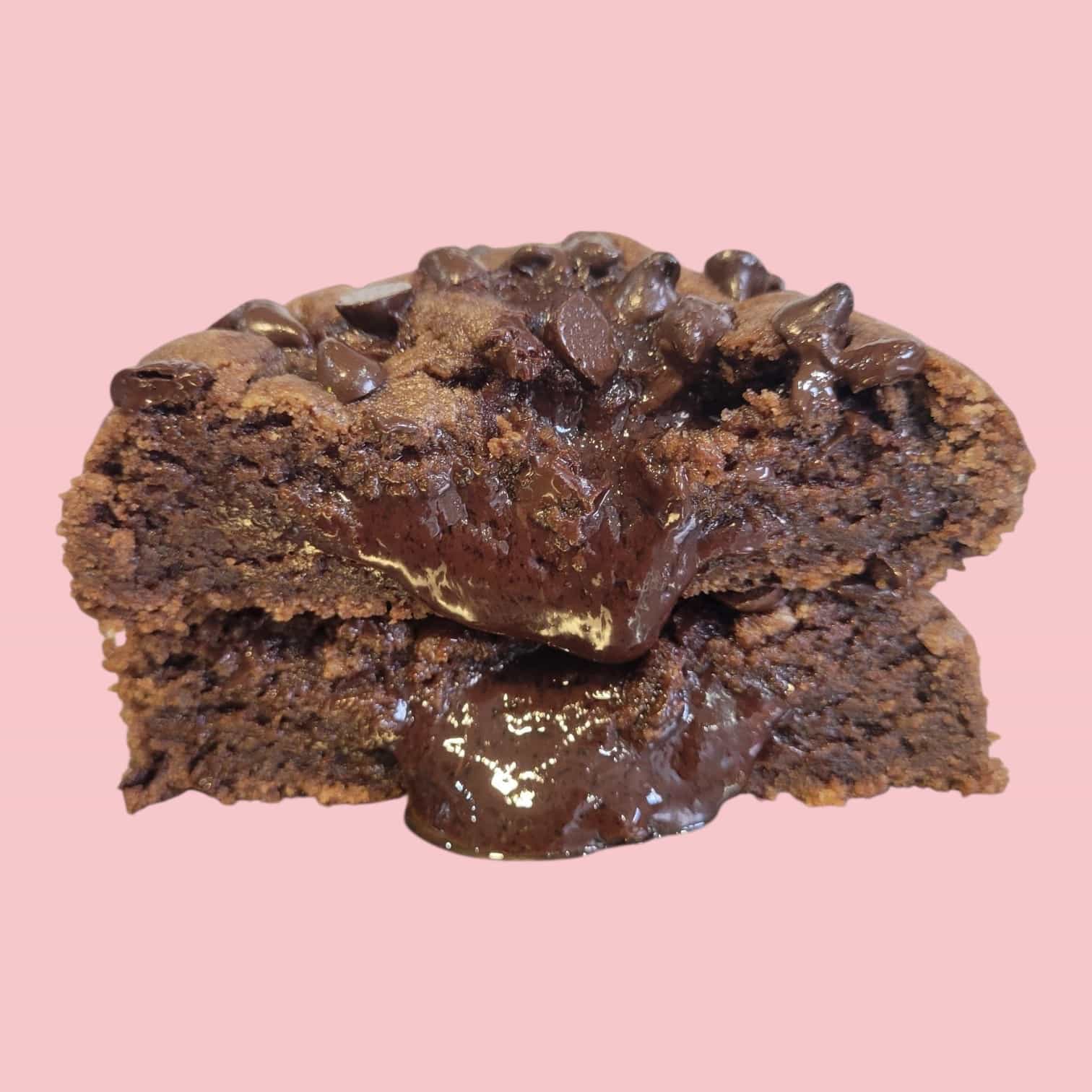 Cookies tout chocolat couler coulant a ma ganache chocolat au lait coupé en deux, empilé l'un sur l'autre