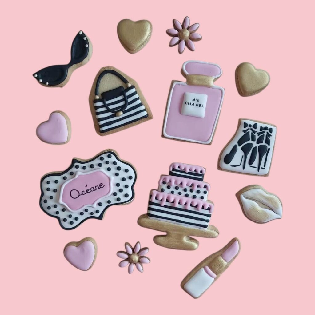 set de biscuits décorés thème beauté rose noir et doré