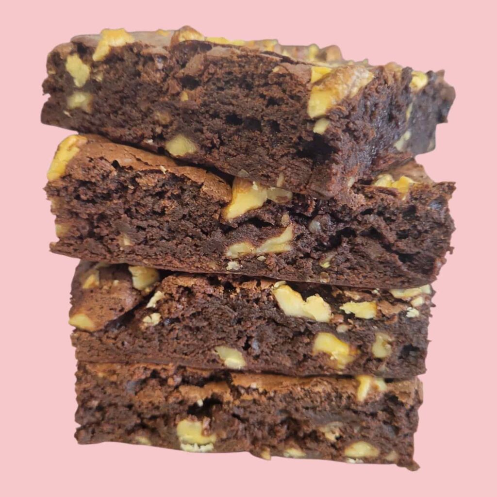 4 brownies aux noix empilés les uns sur les autres