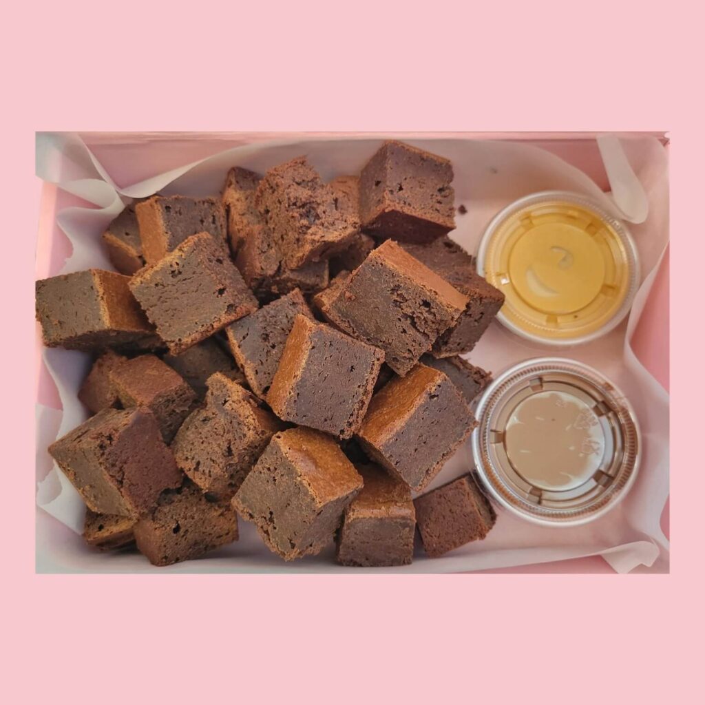 Box de minis brownies avec petits pots de nutella et beurre de cacahuète