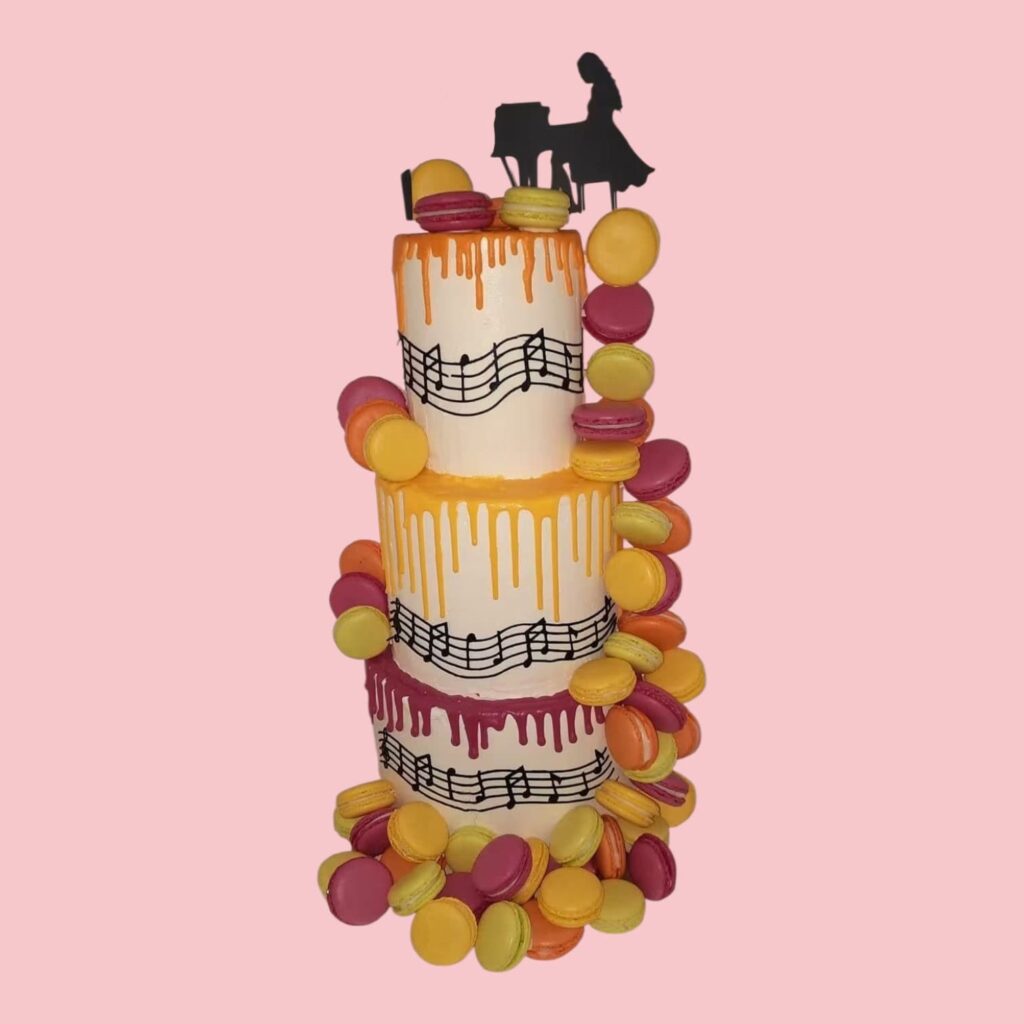 piece montee avec cascades de macarons rose jaune orange et vert
